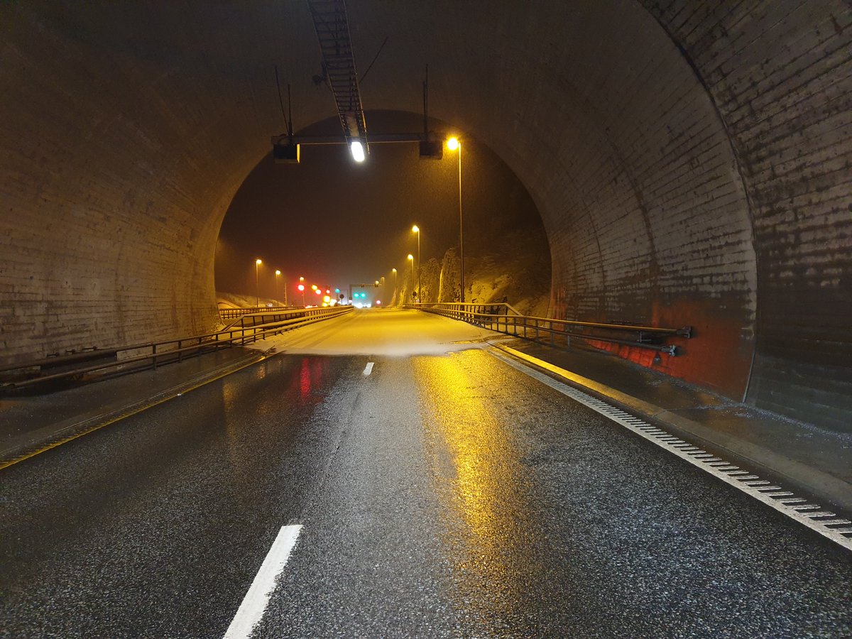 E16 Bagnskleivtunnelen i Valdres stenges kl. 20-06 kveld/natt mellom 11.-12. feb. pga vedlikeholdsarbeid i og utenfor tunnelen. Trafikken dirigeres vekselvis via fv. 2450 Bagnskleive og med ledebil gjennom tunnelen. Vis hensyn til de som dirigerer trafikken og jobber langs vegen!