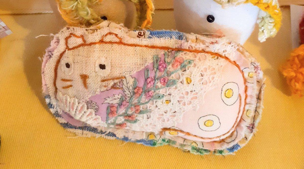 Yellowb95607819's tweet photo. 眠たそうなネコのブローチです
#ネコ
#ねこの日
#ハンドメイド
#イエローベル
#YellowBell https://t.co/MbUI06aeBi