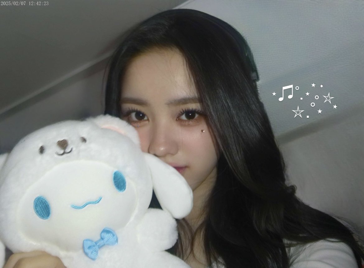 UNIS_offcl's tweet image. Ellie’s 사랑하는 카메라😎🩵

#UNIS #유니스 
#ELISIA #엘리시아