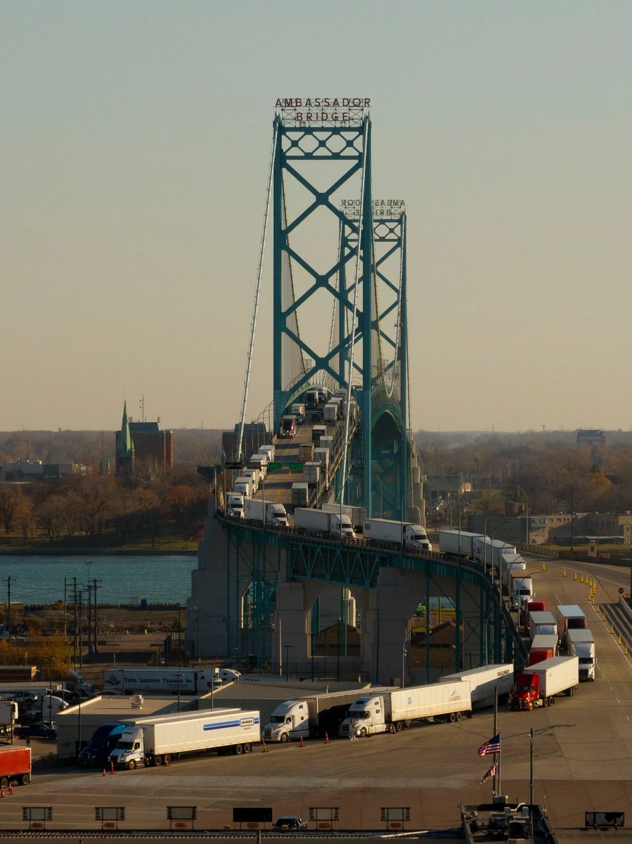 El Ambassador Bridge, entre Detroit y Windsor, es el principal paso entre EEUU y Canadá, concentrando el 25% del total. Si lo ves de frente parece que tuviera una pendiente descomunal, pero es sólo del 2,5%.
En 2018 hablé de ese puente privado en un hilo: x.com/calonsonet/sta…