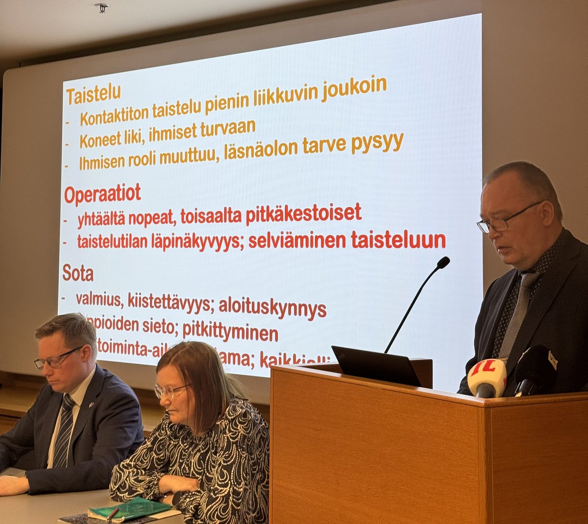 Droonien tuoma muutos sotimiseen on taktinen, operatiivinen ja strateginen. Ukrainan sota on tehnyt kehityssyklistä erittäin nopeaa. Jäämme nopeasti osaamisessa jälkeen, jos emme nyt satsaa kehitykseen ja alan koulutukseen. Droonistrategia on erinomainen, mutta toteutus ratkaisee