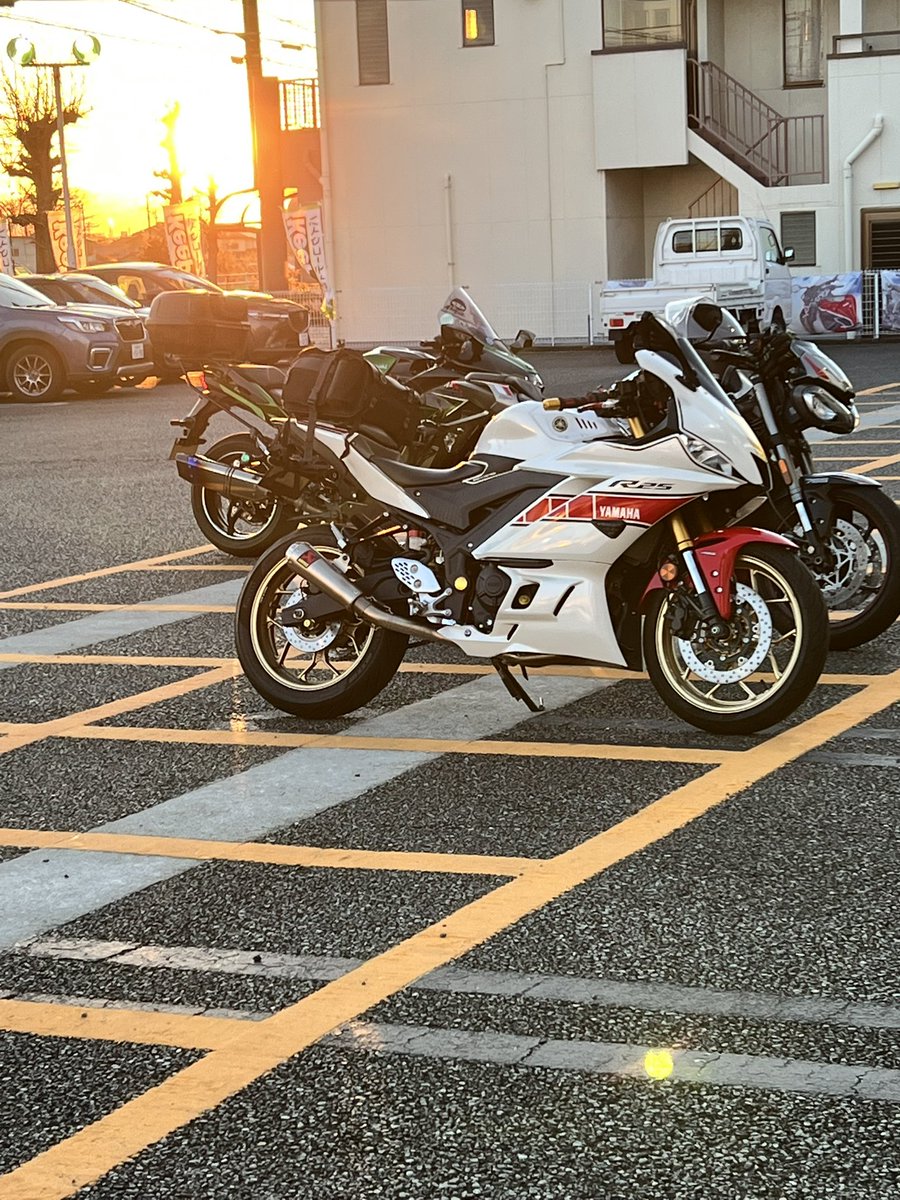 急に飛び込んできた冬季休暇。職場の同僚のPCXをオイル交換、洗車してあげて今ココ。