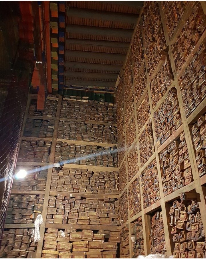 SopeLiburutegi's tweet photo. Begoña G. nos ha enviado un mensaje sobre  la BIBLIOTECA DEL MONASTERIO DE SAKYA EN EL TIBET. 
Más de 84.000 sutras y pergaminos. Los más antiguos tienen más de 1.000 años. La escritura nos acompaña a través de los siglos.

#sopelakoliburutegia #sopela https://t.co/NmznWahYhw