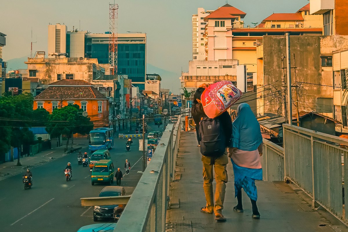 andika74's tweet photo. Have a nice day.
#bandung #streetphotography #dailyphotography #cinematicphotography #streetmoment #toneception #Indonesia_photography #yourshotphotographer https://t.co/Pvjvp2rZte