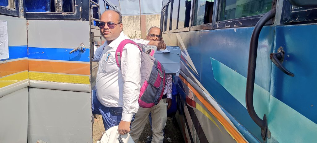 BilaspurDist's tweet image. राज्य निर्वाचन आयुक्त श्री अजय सिंह ने शासकीय इंजीनियरिंग महाविद्यालय परिसर से मतदान दलों को हरी झंडी दिखाकर रवाना किया। कल सुबह 70 वार्डों के लिए होगा मतदान,509 मतदान केंद्र बनाए गए। 
#Bilaspur 
#LocalElection
@CG_Nirvachan
@AwanishSharan
@PoliceBilaspur