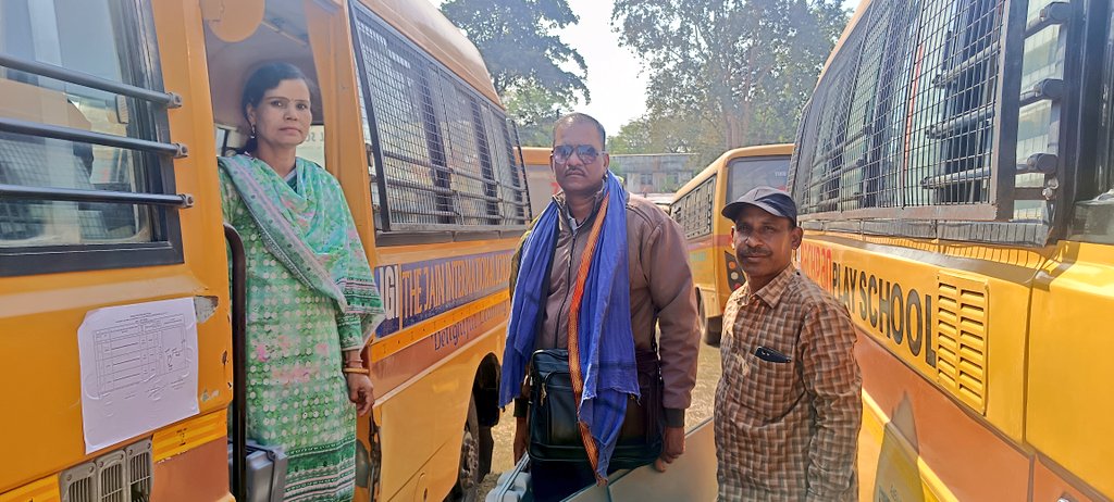 BilaspurDist's tweet image. राज्य निर्वाचन आयुक्त श्री अजय सिंह ने शासकीय इंजीनियरिंग महाविद्यालय परिसर से मतदान दलों को हरी झंडी दिखाकर रवाना किया। कल सुबह 70 वार्डों के लिए होगा मतदान,509 मतदान केंद्र बनाए गए। 
#Bilaspur 
#LocalElection
@CG_Nirvachan
@AwanishSharan
@PoliceBilaspur