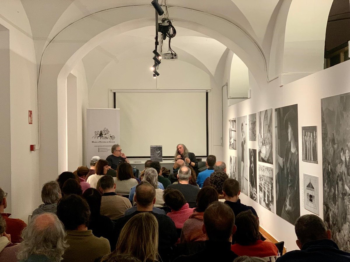 mhistoria_gi's tweet photo. Ple absolut a la cloenda de l’exposició #INFRALOCUS amb @BolitGirona  compartint la mirada al panorama musical dels 90 a #Girona.
Més d'un centenar persones gaudiren de l'acte amb 
@gerardquintana @Xavicastillon @Lluisdelarc i @JordiMitja 
Moltes gràcies per fer-ho possible. https://t.co/4vENZiMM7a
