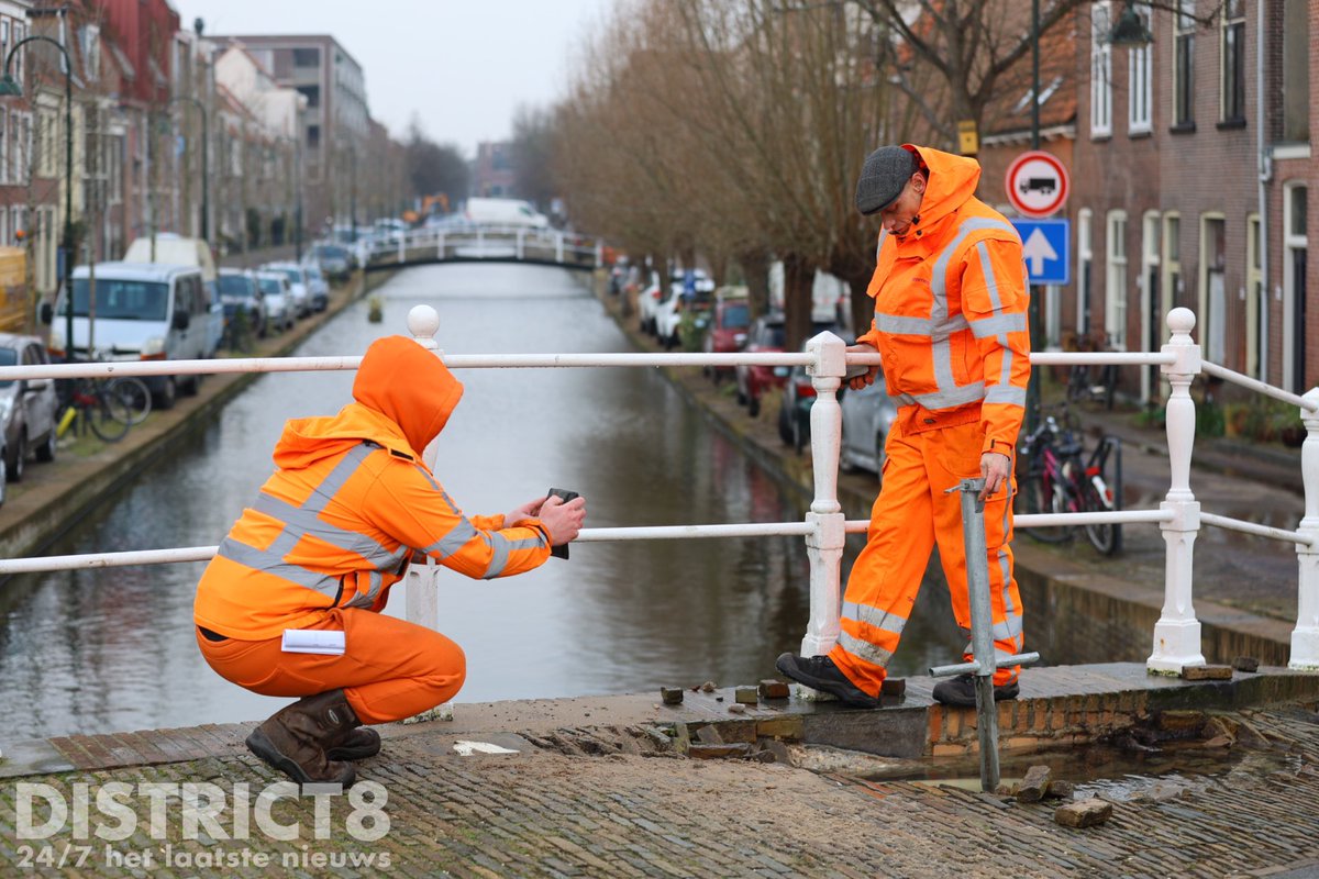 RedactieD8's tweet photo. Waterbedrijf @EvidesWaterbedr heeft inmiddels de druk van de waterleiding aan het #Oosteinde in #Delft gehaald. De lekkage is ontstaan tijdens het plaatsen van verkeersborden. De schade aan de brug is flink, daarom blijft de weg voorlopig dicht. https://t.co/aFsU2XXniy