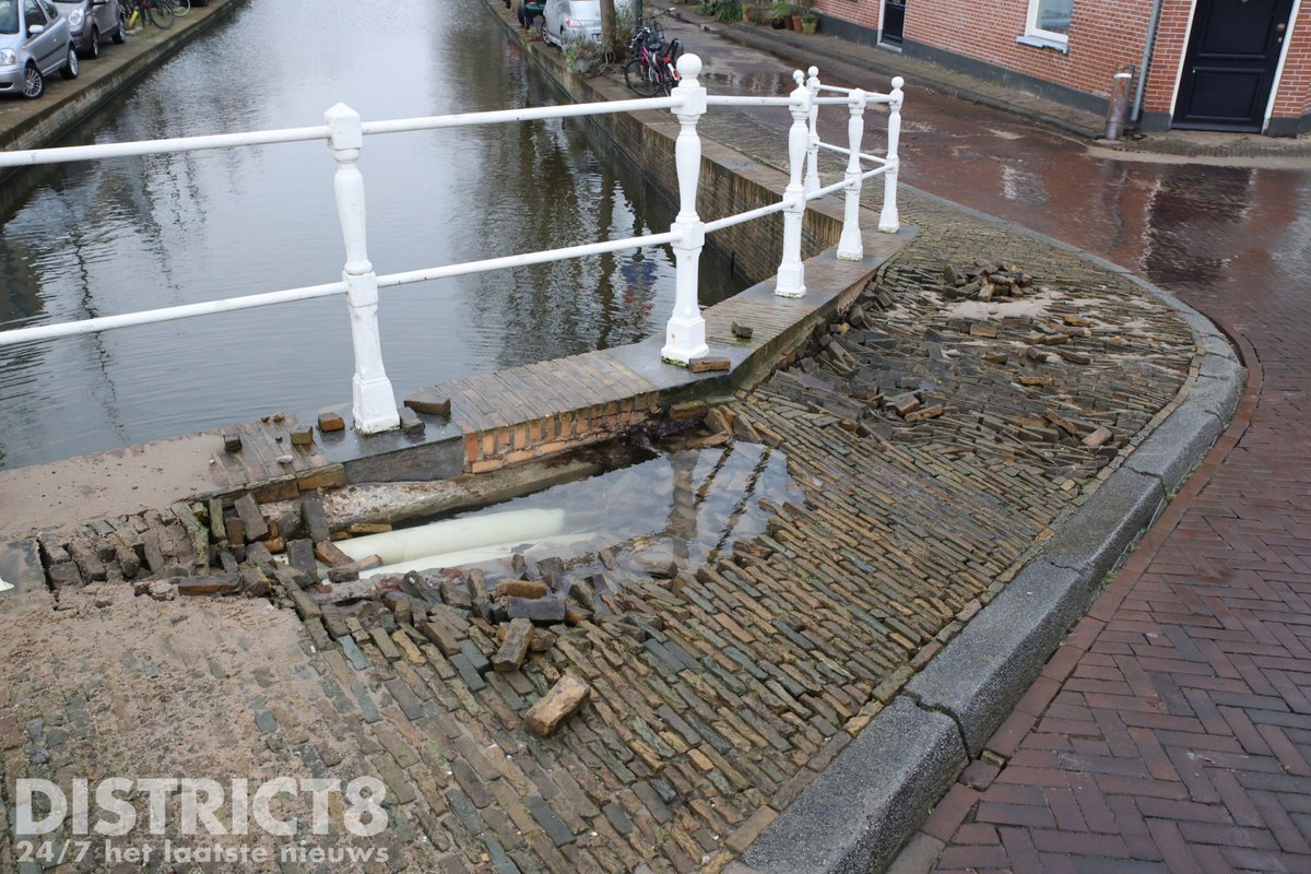 RedactieD8's tweet photo. Waterbedrijf @EvidesWaterbedr heeft inmiddels de druk van de waterleiding aan het #Oosteinde in #Delft gehaald. De lekkage is ontstaan tijdens het plaatsen van verkeersborden. De schade aan de brug is flink, daarom blijft de weg voorlopig dicht. https://t.co/aFsU2XXniy