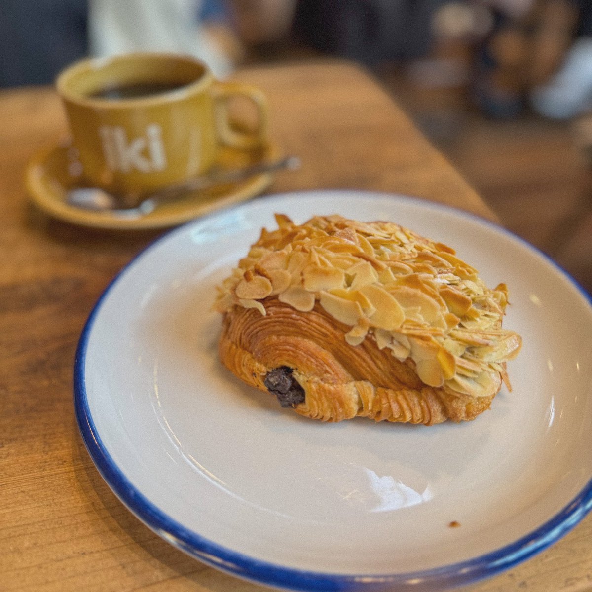 2se__t22's tweet photo. ドリップコーヒー と アーモンドチョコレートクロワッサン🥐☕️🍫 https://t.co/GnZ8NgakDK