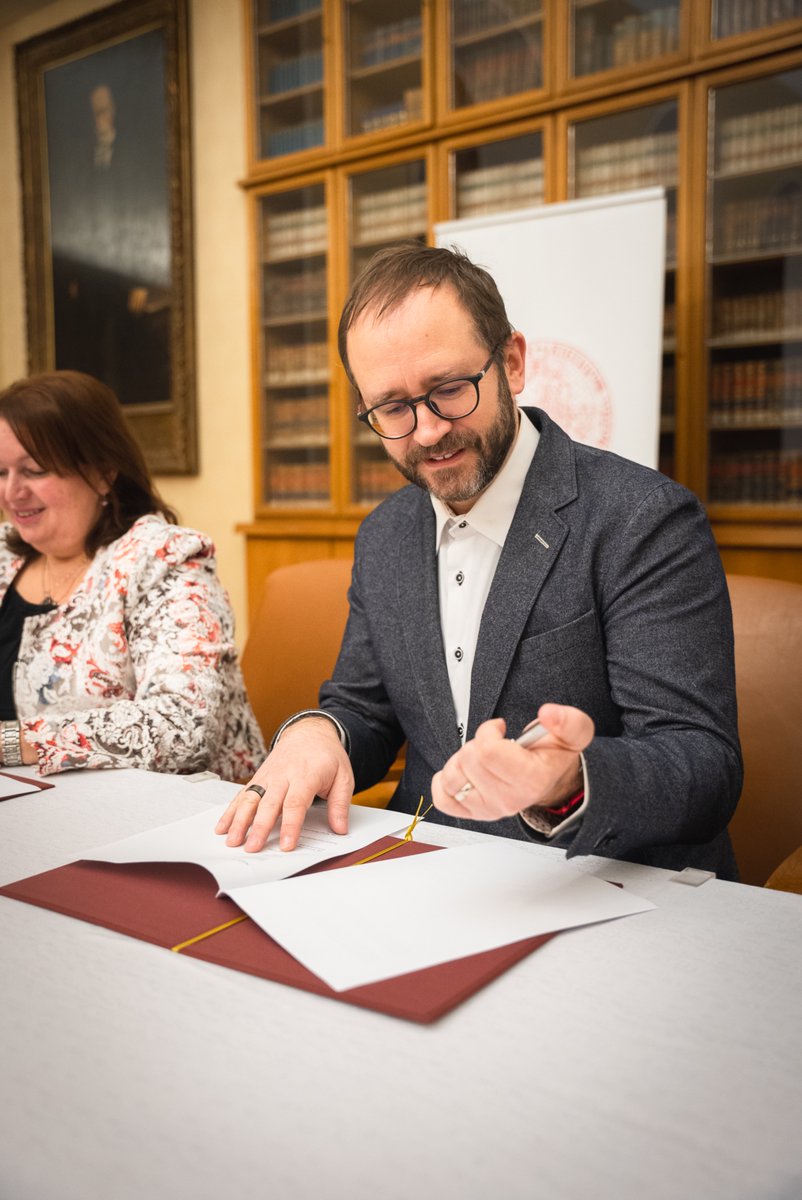 matikacesku's tweet photo. 🚀 Spojujeme síly pro budoucnost českých učitelů STEM! @UniKarlova a @muni_cz podepsaly memorandum s @matikacesku. Společně bojujeme proti úbytku učitelů matematiky, fyziky a informatiky. https://t.co/vzS2c5odfj