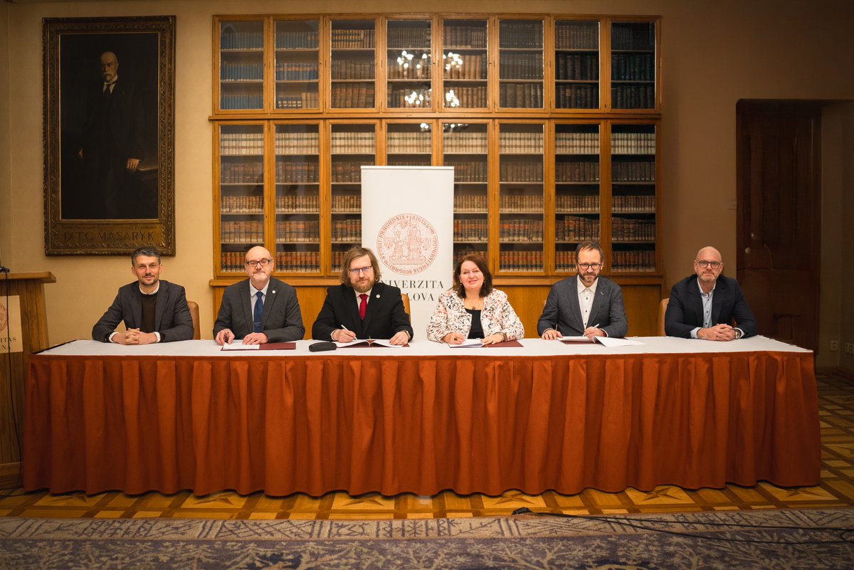 matikacesku's tweet photo. 🚀 Spojujeme síly pro budoucnost českých učitelů STEM! @UniKarlova a @muni_cz podepsaly memorandum s @matikacesku. Společně bojujeme proti úbytku učitelů matematiky, fyziky a informatiky. https://t.co/vzS2c5odfj