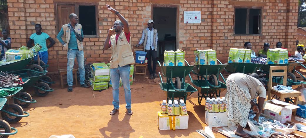 ONGACRED's tweet photo. Distribution des kits et semences maraîchères aux groupements bénéficiaires. https://t.co/CSuijVNnQG