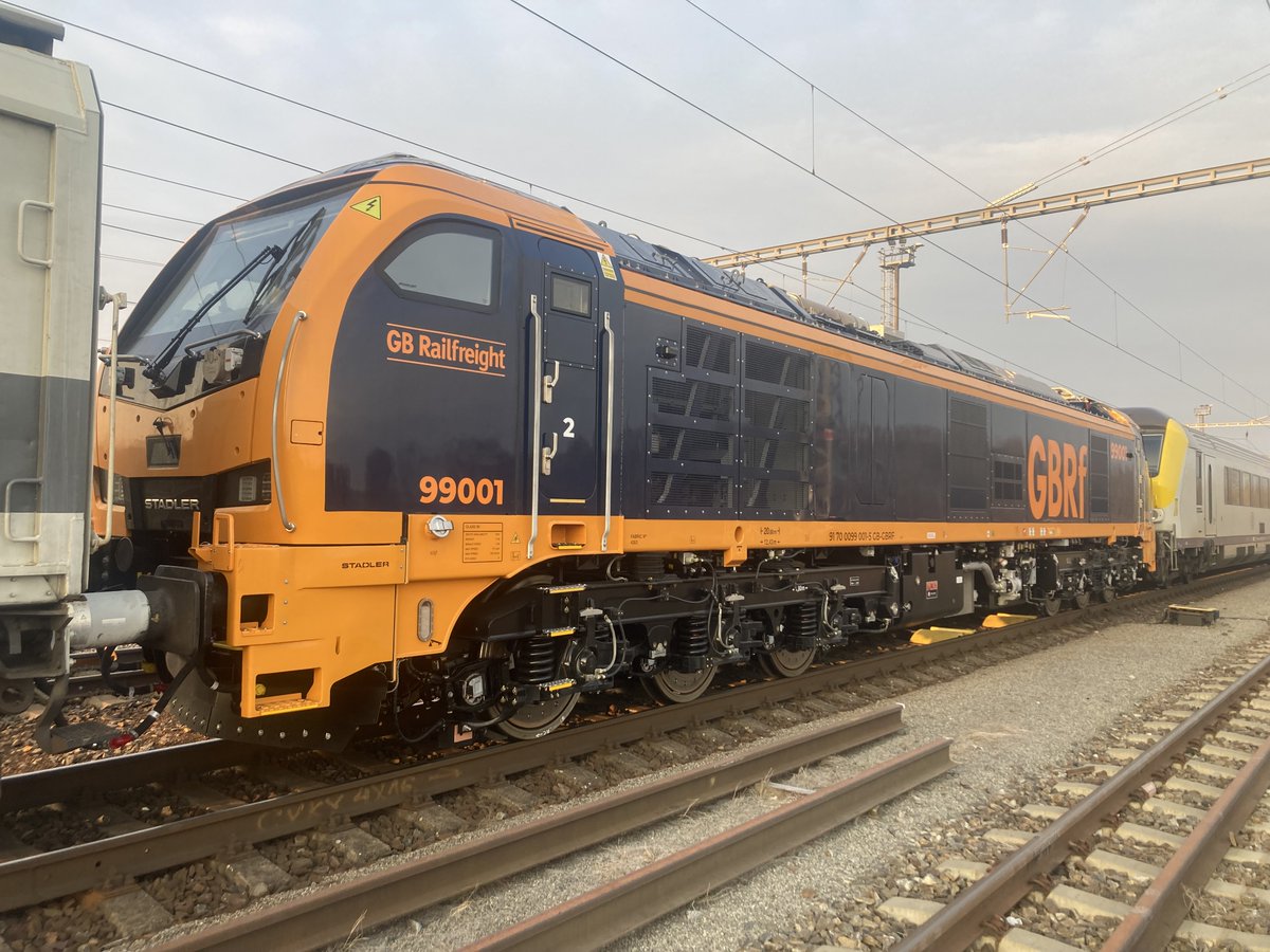 as_vuz's tweet photo. On February 10, 2025, we welcomed the dual-mode locomotive Class 99 from Stadler at the VUZ Velim Test Center. The VUZ testing laboratory will conduct quasi-static derailment safety tests on the locomotive.
#Class99 #StadlerClass99 #VUZVelim #Authorizingthefuture #VUZ https://t.co/v6ywhHiMgp