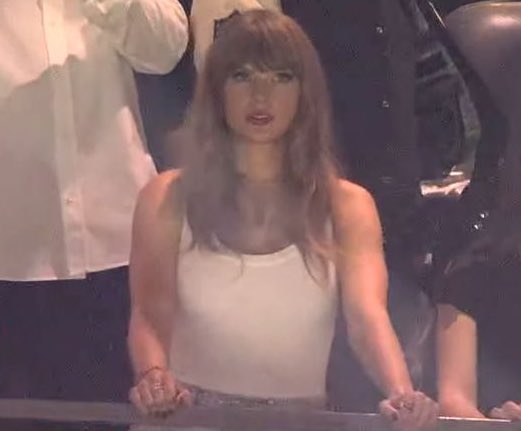 memevelasqez's tweet image. La cara de la #tylorswift cuando fue a ver a su Gordi jugar y lo golean...
#SuperBowlLIX