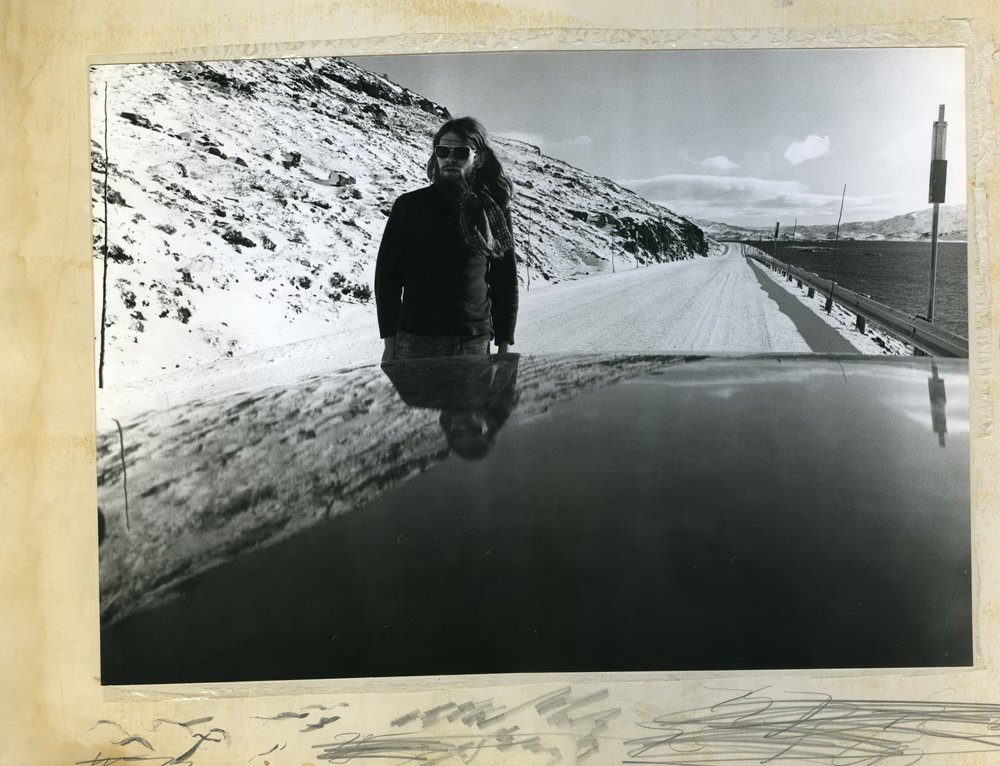 lassetur_o's tweet image. ----------------------------------------
A photo from the 1970s, high up in the Norwegian mountains. Taken with a Leica M2 and a 35mm lens, using the self-timer – placed on the car roof.

📷 Norway – Photography – Selfie

#PhotoNFT #lassetur #nfts #NFT #NFTselfie #NFTCommunity…