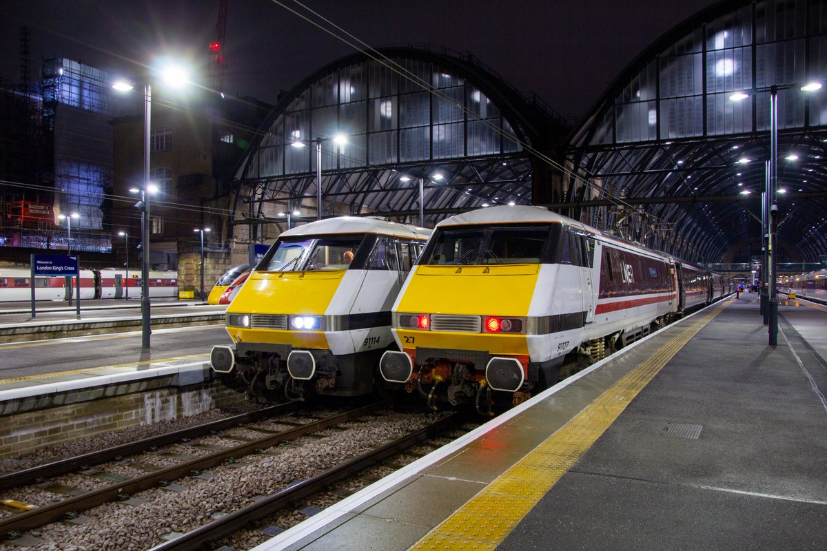 91114 "Durham Cathedral" and Pet 91127 "Neville Hill" stand side by side under the night lights and roof of London Kings Cross.

91114 would, minutes later, work 1D27 for Leeds, with set NL16 and DVT 82222 whilst 91127 had just come off of 1G14 with set NL12 and DVT 82212.