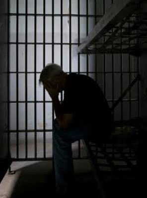 ما الذي يجبرك على أن تظل حبيساً
في سجون الماضي ومتاهاته ؟
بينما أبوابه بلا أقفال !!!
لا تهرب … وإنما غادر
ألقِ أغلالك وقيودك
اترك ملابسك وكل متعلقاتك
تجرد من كل شيء ارتبط به … وغادر

#تمتمات_قلم✍🏻
#حورس𓂀