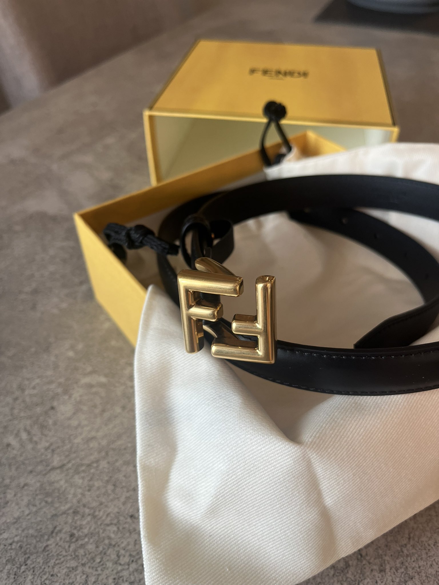 FENDI 大きめバックル ふとベルト すけ 