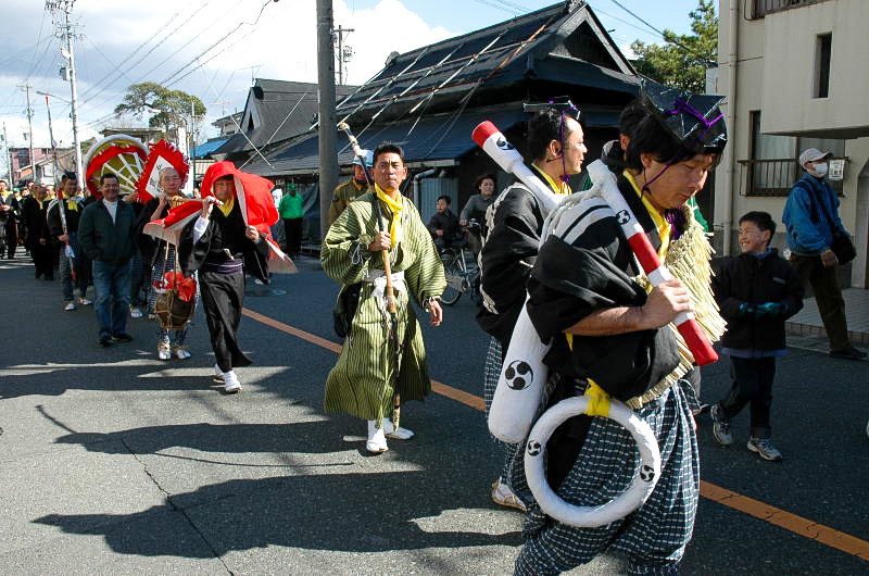 Misfortune is thrown out the window with the curious Kinekosa Festival on 2/14 where men cling to a pole of bamboo above frigid water, spank people at an unlucky age, and more!😂 aichi-now.jp/en/spots/detai… #AichiNow