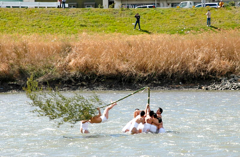 AichiNow_en's tweet photo. Misfortune is thrown out the window with the curious Kinekosa Festival on 2/14 where men cling to a pole of bamboo above frigid water, spank people at an unlucky age, and more!😂 https://t.co/vzJran37S5 #AichiNow https://t.co/ObBKZrcfKS