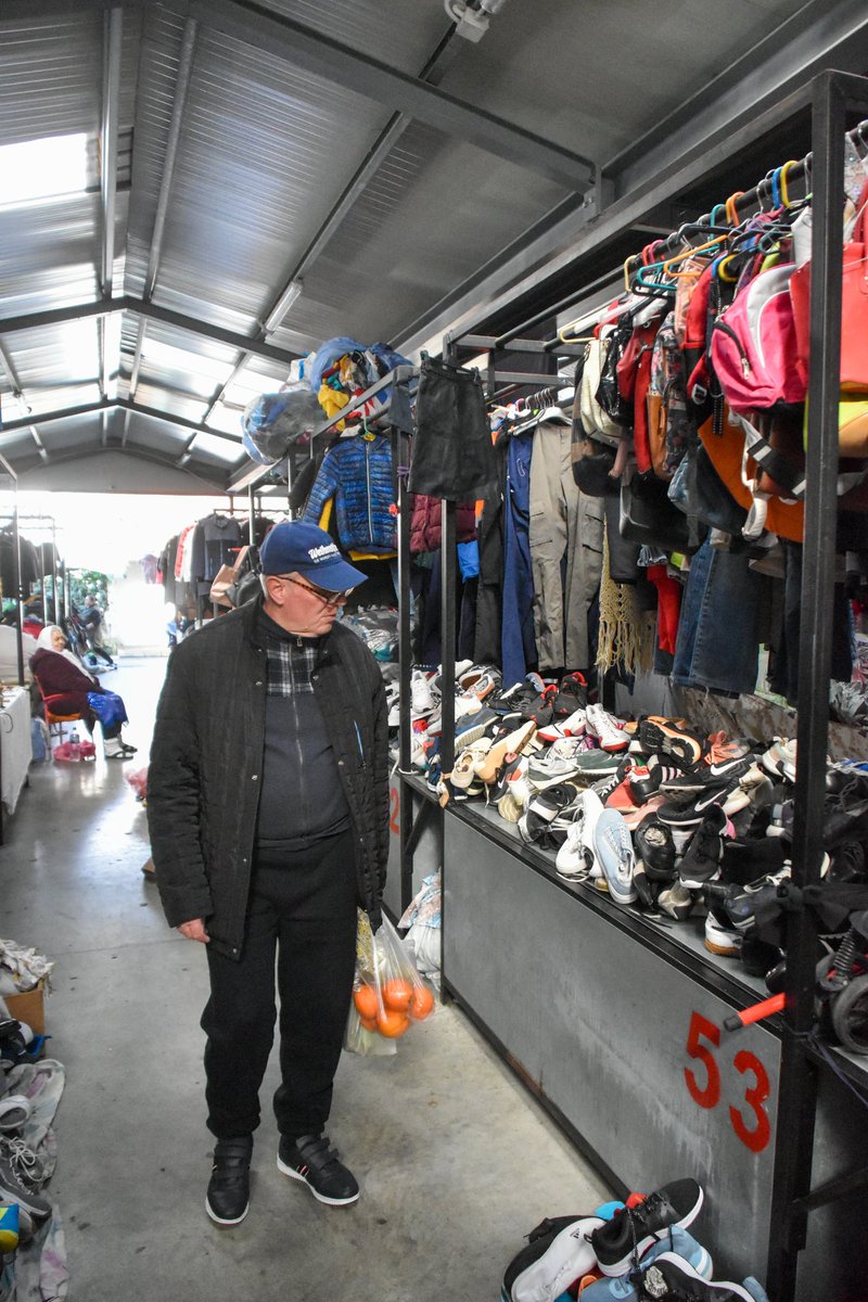 Pamje nga 📍Tregu i Rrobave të Përdorura në Selitë, ↪️ ku janë të punësuar shumë persona të komunitetit 🔹rom dhe atij 🔹egjiptian, të cilët me punën e tyre ndihmojnë ekonominë e familjes dhe atë të zonës ku banojnë