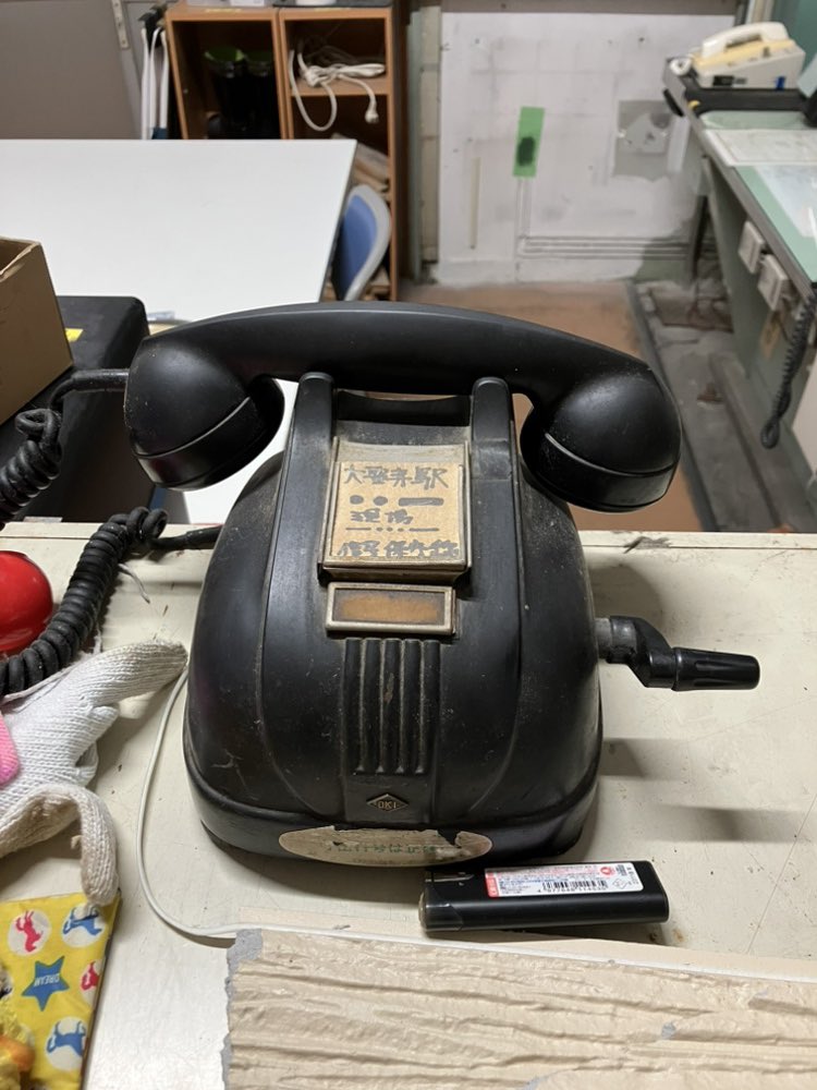【大聖寺駅で見つけました🔍】

未だ現役の電話です。☎︎
右の取手は発電用らしいです。