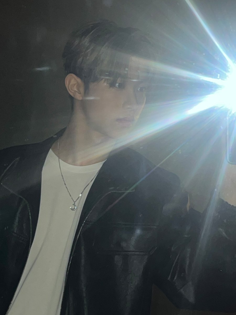 xikers_official's tweet image. [#현우] 새로 산 옷 자랑 😎🖤
#xikers #싸이커스