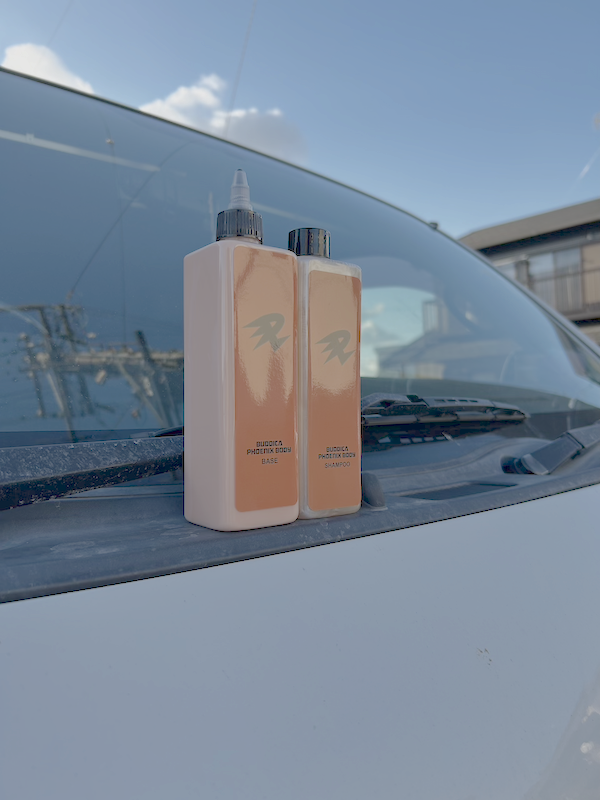 ryu_uma9's tweet photo. 昨日は大阪オートメッセで
#BUDDICAPHOENIXBODY を買いました！
洗車は元々好きなので
これがあればもっと洗車が好きになりそうです！
ちなみにめっちゃいい匂いします😊
中野さんと話せて、写真も撮っていただき
マジで最高でした！
あ���がとうございました！
@yuusaku_buddica https://t.co/lOqo7qiSsK