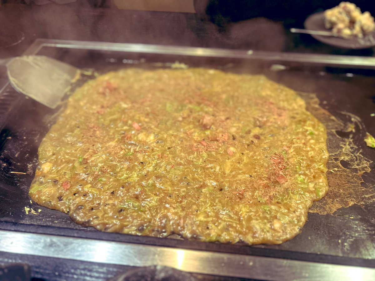 今日は朝から同僚と月島もんじゃくいだおれ！
スタートはだしとこなさん
行き当たりばったりで入ったお店がまさかのカラテの馬主さんのお店だとは…
削りたての鰹節を振りかけただしとこなもんじゃ
人生で最高に美味いと思ったもんじゃでした
必ずリピートします！
#だしとこな