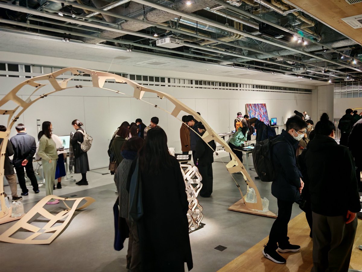tks's tweet photo. 東大情報学環　筧研の展示会に来ています @xhi_ #xLab
月曜なのに色々な人でいっぱいで、
天使度(アイデアの良さ)
悪魔度(実装のスキルや工数)
の両面で毎年すごく進化してるのを感じます

いくつかのプロジェクトは、「そういう学問分野」ができそうなぐらいすごい https://t.co/k5ZbkuJoe3