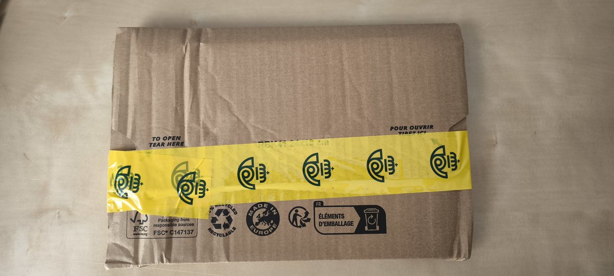 Singlutenismo's tweet photo. @CorreosAtiende @Correos Os podéis ir a la mierda. A santo de qué abrís este paquete, es que estoy flipando. https://t.co/tFIGWt6GJv
