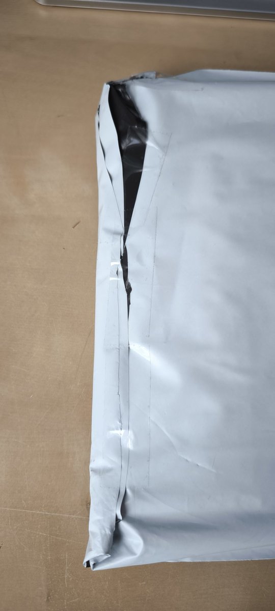 Singlutenismo's tweet photo. @CorreosAtiende @Correos Os podéis ir a la mierda. A santo de qué abrís este paquete, es que estoy flipando. https://t.co/tFIGWt6GJv