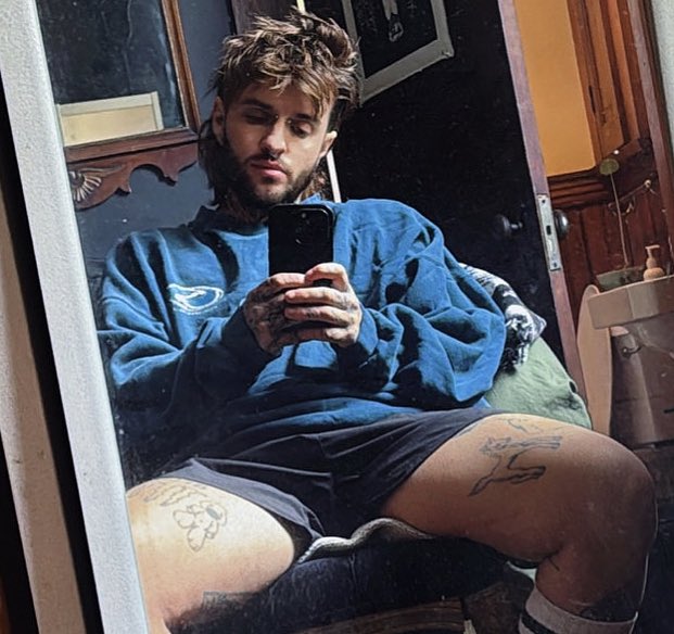 1 pic. Boy/ holes ?️ ??https://t.co/oX9aNWKB6V https://t.co/rIaDS12fUV