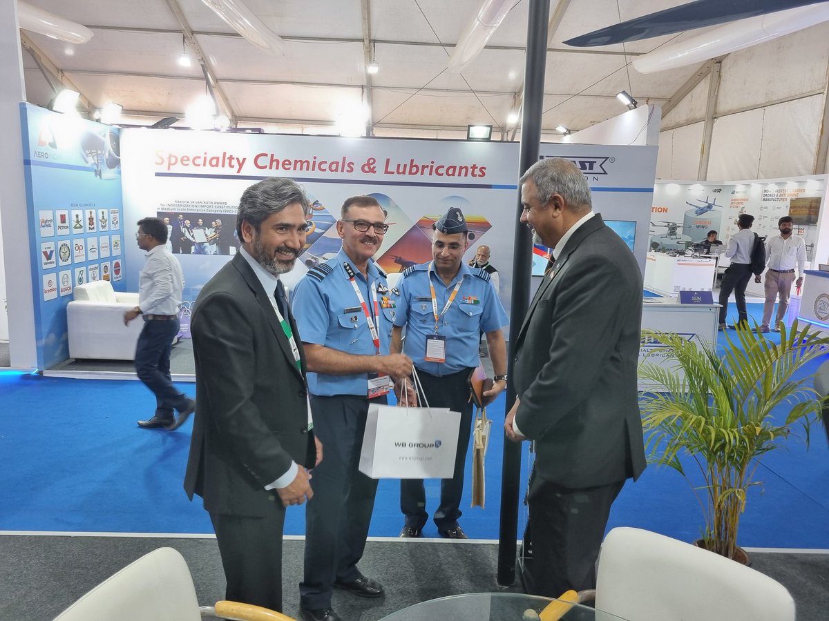 WBGroup_PL's tweet photo. GRUPA WB prezentuje swoje rozwiązania #Warmate #FlyEye #XFrontier #AMSTA na #AeroIndia 2025 w Bengaluru. Stoisko jedynego polskiego podmiotu na indyjskiej wystawie, z zaawansowanymi systemami i zrealizowanymi dostawami do sił zbrojnych Indii, budzi duże zainteresowanie przedstawicieli wojska. Pawilon @WBGroup_PL odwiedził też reprezentant @PLinIndia.