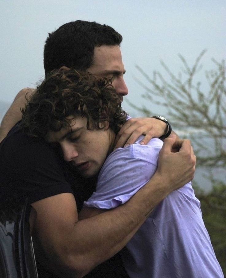 الواحد عاوز حضن دافي من ده في الجو ده 😭❤️