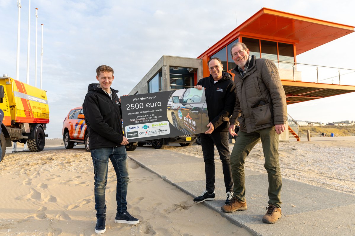 Onze strandrace is geen goede doelentocht, maar als we aan de organisatie geld overhouden, gaat het wel naar een goed doel. Voorzitter <a href="/dickvanderplas/">Dick van der Plas</a> van Katwijk Fietst overhandigde zaterdag een cheque van 2500 euro aan Rescue Katwijk, dat geld inzamelt voor de KRB en de KNRM.