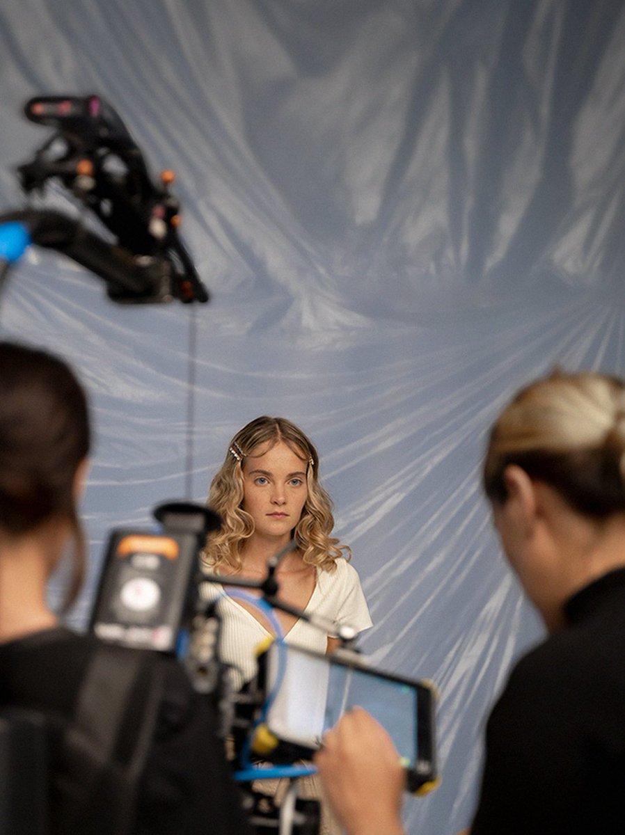 Linasmithg's tweet image. 🎬 No solo navego en el mundo del diseño creativo, uno de mis propósitos siempre ha sido coger una cámara para dar vida a un discurso y así contar historias de las mil maneras que sé ✨Muy pronto se estrenará mi primer fashion film llamado IN-OUT como directora 🎥