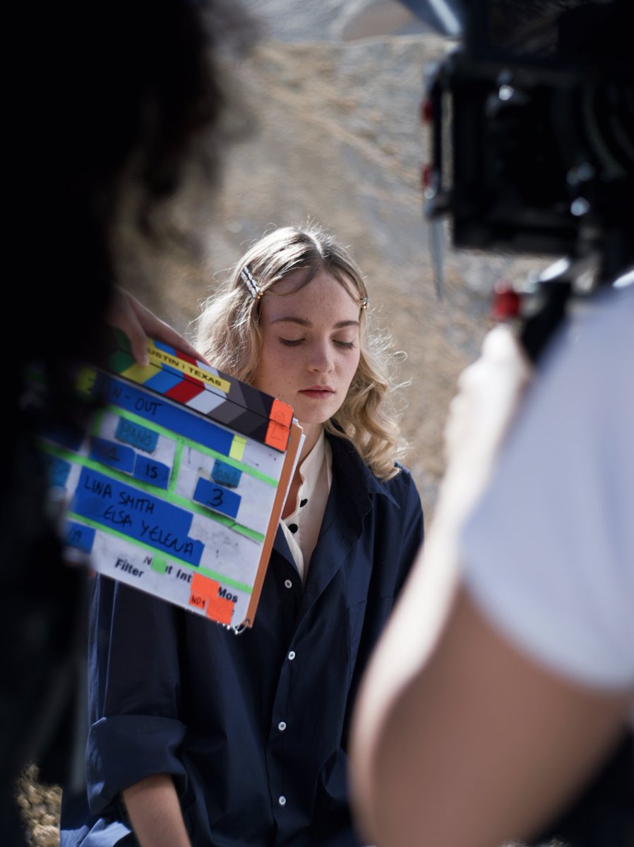 Linasmithg's tweet image. 🎬 No solo navego en el mundo del diseño creativo, uno de mis propósitos siempre ha sido coger una cámara para dar vida a un discurso y así contar historias de las mil maneras que sé ✨Muy pronto se estrenará mi primer fashion film llamado IN-OUT como directora 🎥