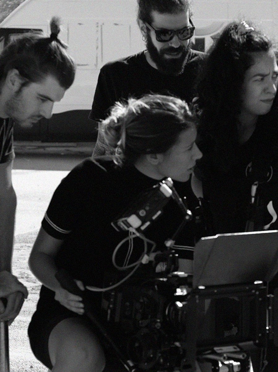 Linasmithg's tweet image. 🎬 No solo navego en el mundo del diseño creativo, uno de mis propósitos siempre ha sido coger una cámara para dar vida a un discurso y así contar historias de las mil maneras que sé ✨Muy pronto se estrenará mi primer fashion film llamado IN-OUT como directora 🎥