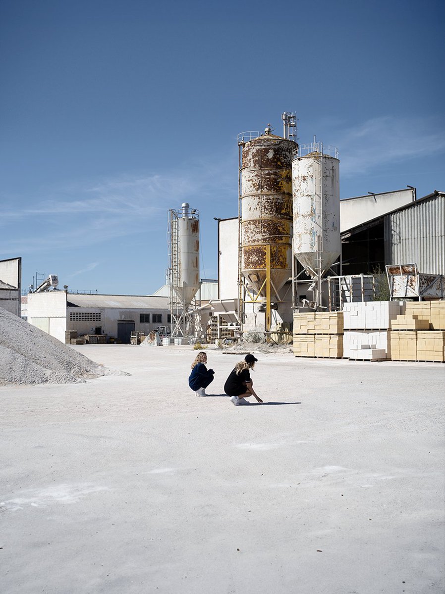 🎬 No solo navego en el mundo del diseño creativo, uno de mis propósitos siempre ha sido coger una cámara para dar vida a un discurso y así contar historias de las mil maneras que sé ✨Muy pronto se estrenará mi primer fashion film llamado IN-OUT como directora 🎥