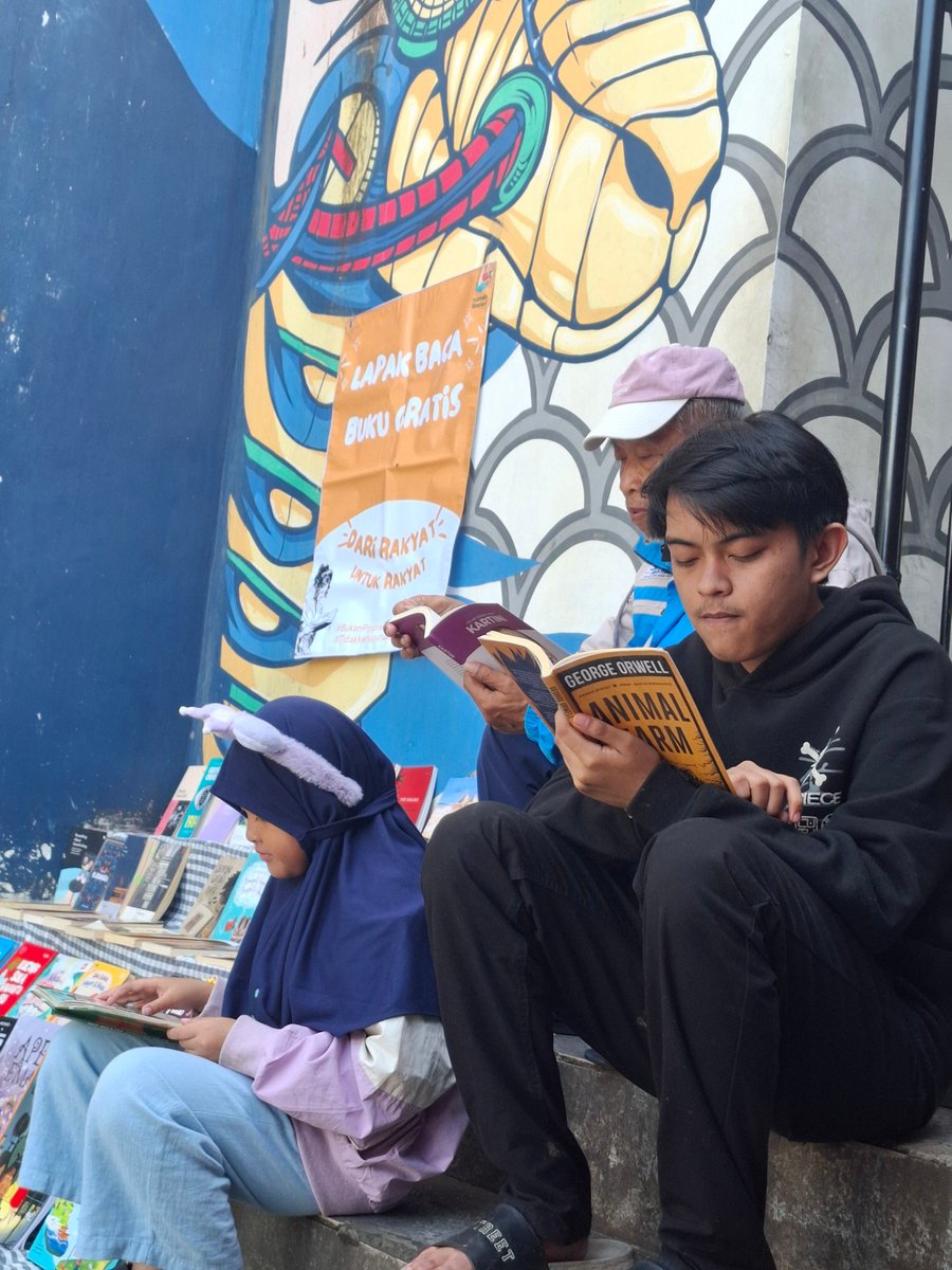 rumahliterasii's tweet image. Cerita dibalik foto ini, kakak ini ngambil buku animal farm, terus beliau nanya ke kita 
"kok ini ceritanya peternakan babi kang"

Please 😭😭