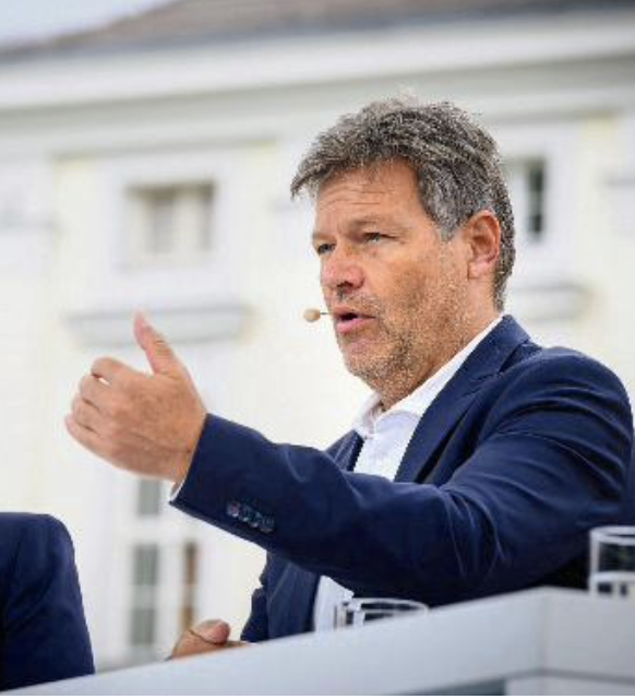 Da sind Risse in #Habeck's grünem Gemälde: Die nächste Bundesregierung erbt eine gebremste Transformation, der #Wasserstoff-Hochlauf stockt und mit ihm der Umbau der #Industrie. Wie der Sektor aus der Krise findet, <a href="/FOCUS_Magazin/">FOCUS</a>