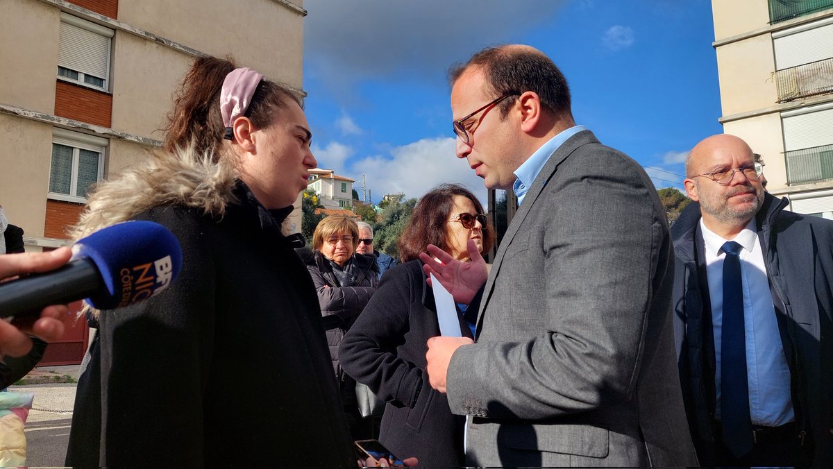 De nombreux habitants présents après l'incendie mortel dans lequel une petite fille de 3 ans a perdu la vie, dans la nuit de samedi à dimanche, dans le quartier Las Planas à #Nice06. Une enquête est en cours, la piste accidentelle est privilégiée. <a href="/actufr/">actu.fr</a> <a href="/nice_actu/">actu Nice</a>