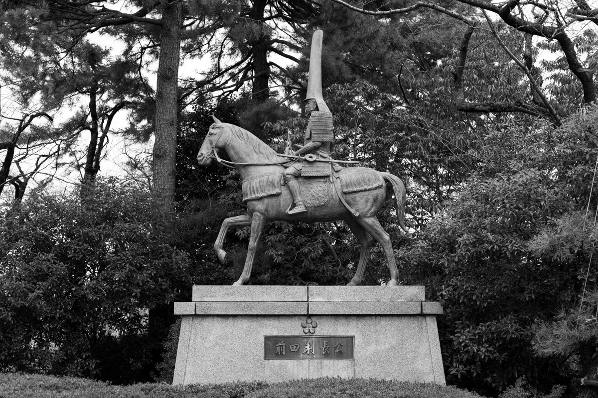 古城公園の利長像】 こちら高岡市は古城公園内にある前田利長騎馬像