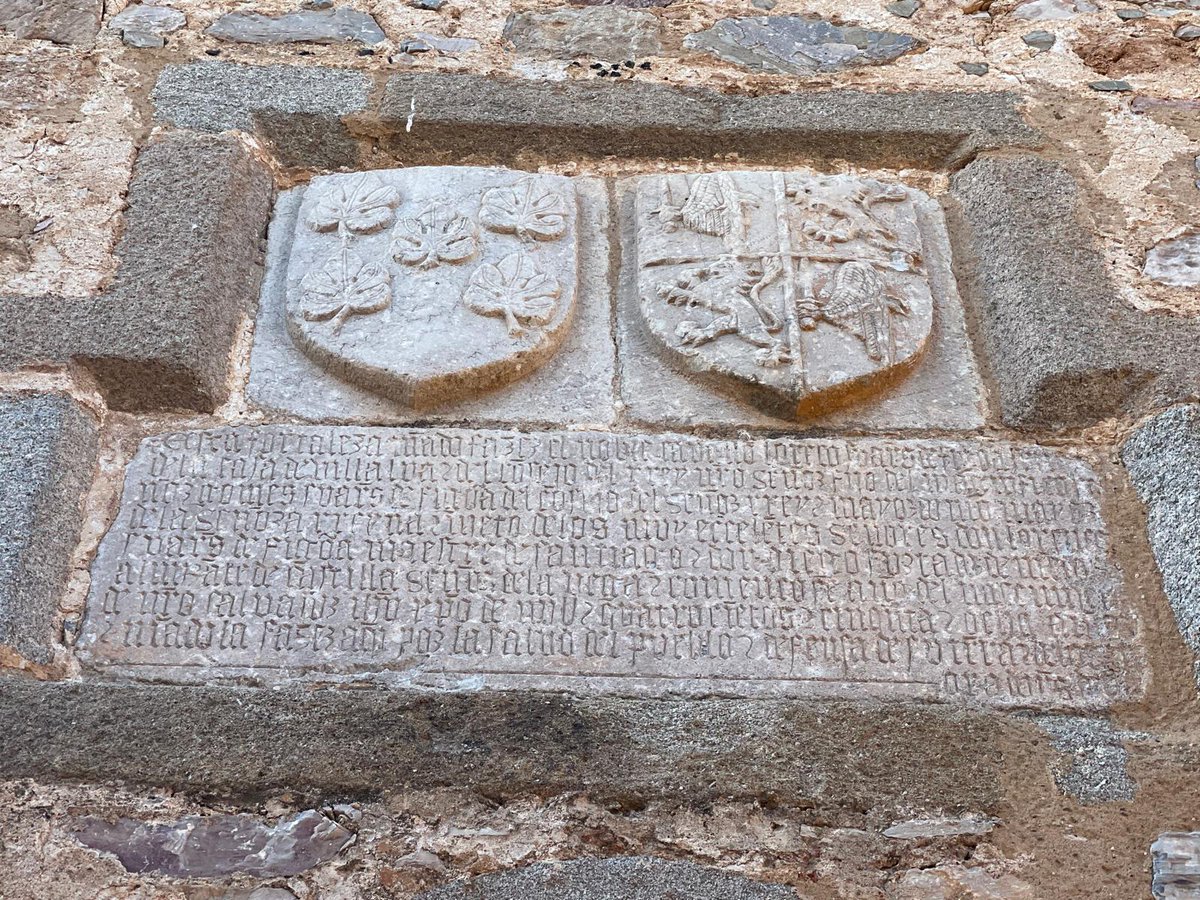Escudos de los Figueroa-Manuel y de los Osorio y Rojas. Sobre la puerta del Castillo de Nogales, colocados en 1464 por Gómez Suárez de Figueroa, segundo conde de Feria. El castillo fue restaurado por el gobierno autonómico a finales del siglo XX. #Extremadura