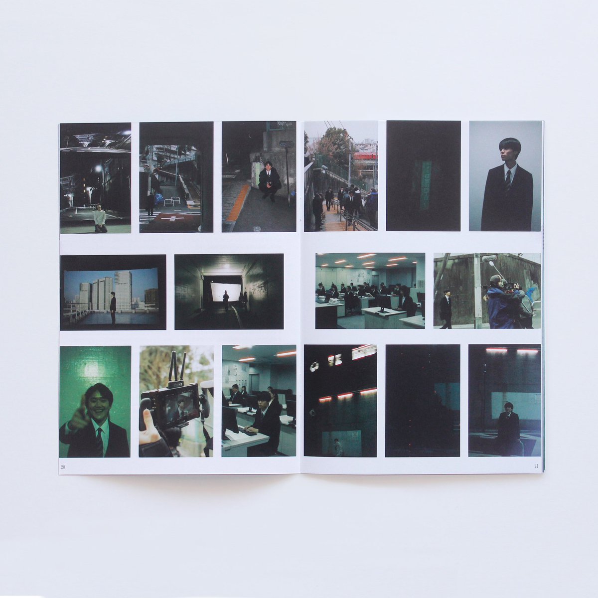 公開中の映画『世界征服やめた』のパンフレットをデザインしました。
青い表紙はよく見ると薄っすら不可思議／Wonderboyのリリックが。
監督インタビューや現場スチールなど制作風景の感じる内容になっています。
パンフレットも是非🙋‍♂️