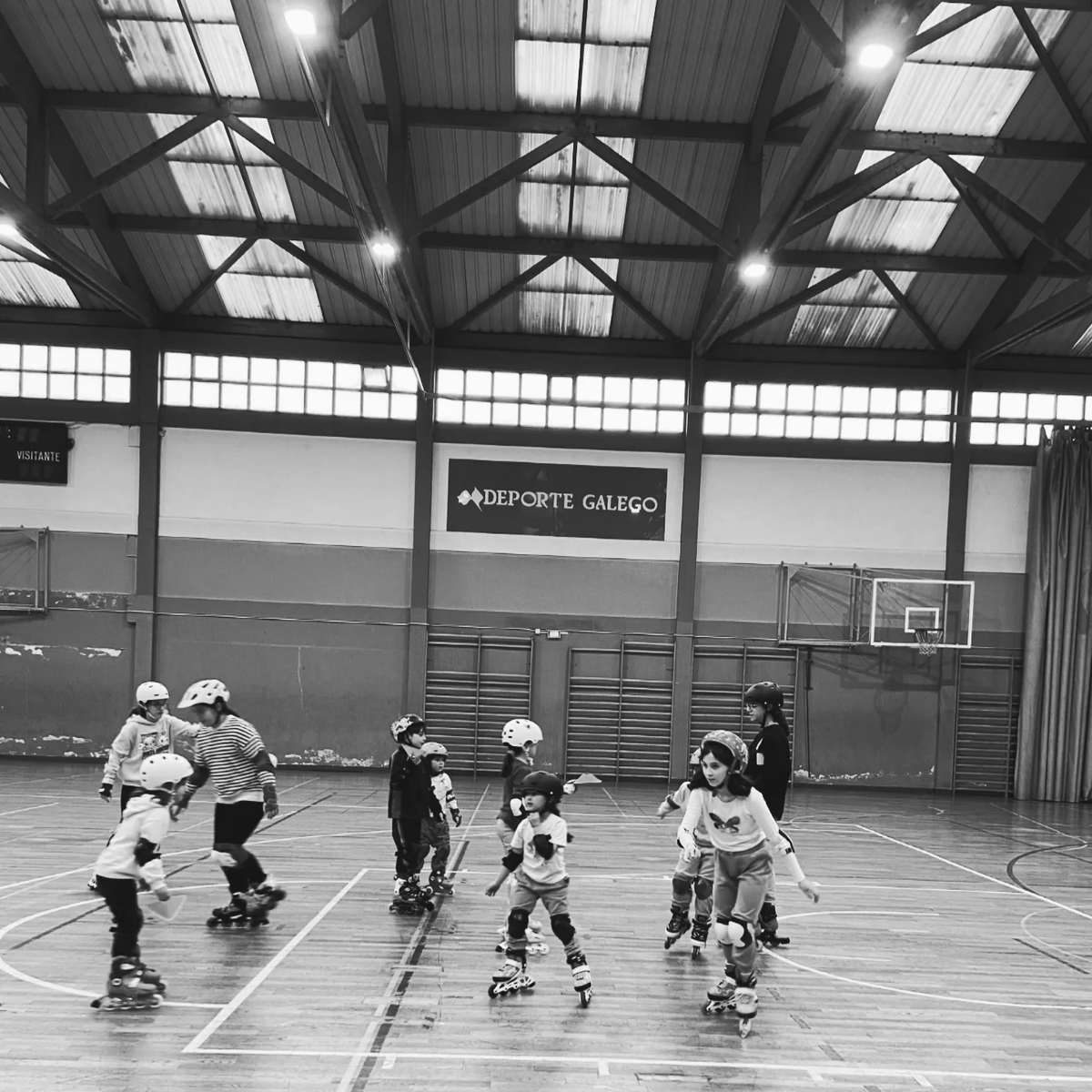 Fundación Emalcsa (@fundemalcsa) on Twitter photo En <a href="/GaliciaRollers/">GALICIA ROLLERS</a> están xa de volta coas súas escolas de #patinaxe en liña para nenos e nenas dentro do proxecto inclusivo #RodaeConecta impulsado pola entidade 🛼
➡️ Este proxecto forma parte do programa Deporte Solidario e Inclusivo da Fundación Emalcsa. En <a href="/GaliciaRollers/">GALICIA ROLLERS</a> están xa de volta coas súas escolas de #patinaxe en liña para nenos e nenas dentro do proxecto inclusivo #RodaeConecta impulsado pola entidade 🛼
➡️ Este proxecto forma parte do programa Deporte Solidario e Inclusivo da Fundación Emalcsa.
