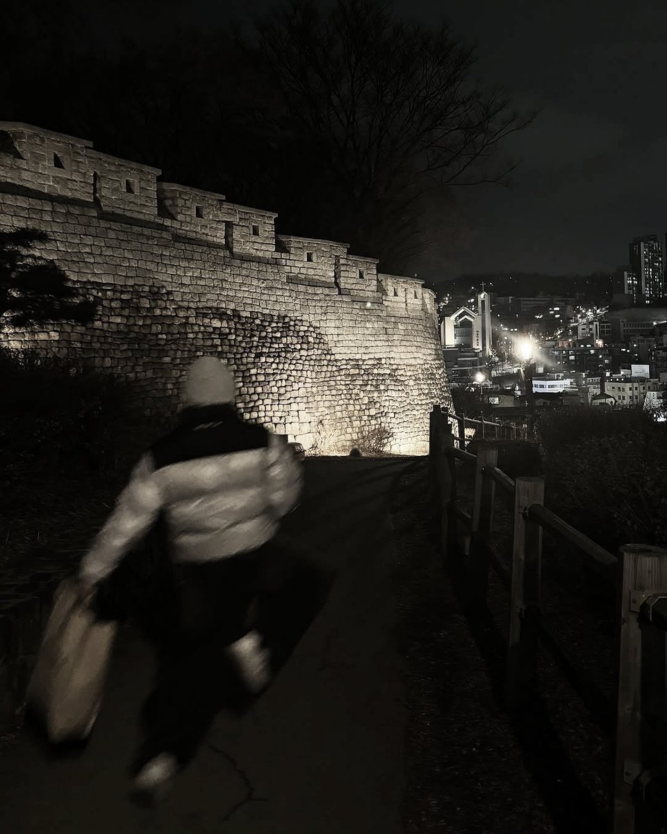 ︎︎︎ ︎︎︎ ︎︎︎ 
Winter’s freezing, so I holed up all day gaming. By the time I finally stepped outside, boom, night had fallen. Cold air smacked me in the face, and the quiet, snowy streets felt almost surreal. Time really flies when you're lost in the game.
︎︎︎ ︎︎︎