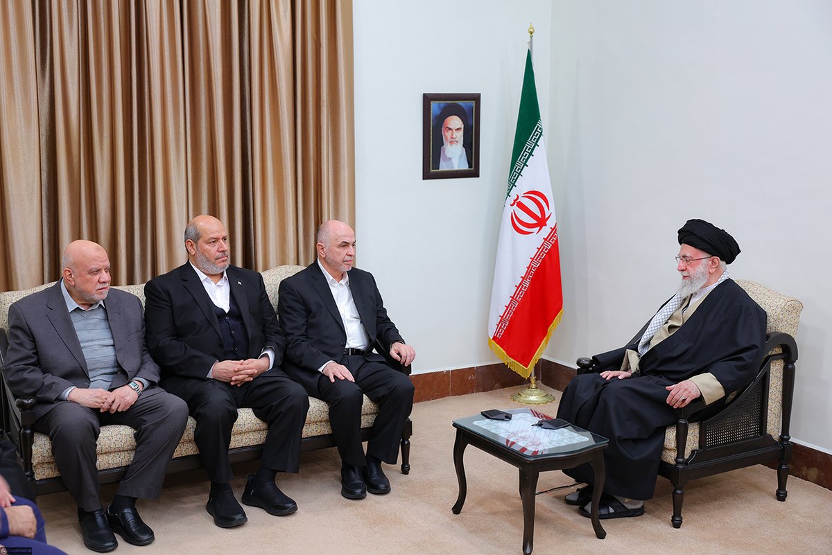 AliHamanei's tweet photo. Filistin meselesi bizim için temel bir meseledir https://t.co/l3AtdOp9rT
#Hamas Liderlik Konseyi Başkanı ve üyeleri, bugün #İran Devrimi Lideri Ayetullah Hamanei ile bir görüşme gerçekleştirdi. Ayetullah Hamanei, #Filistin meselesinin İran için temel bir öncelik olduğunu vurgulayarak, Filistin halkını desteklemenin İran için şüphe götürmez bir ilke olduğunu belirtti. Ayrıca, Filistin’in nihai zaferine olan inancını dile getirerek, bu süreçte iman, umut ve ilahi yardımlara güvenilmesi gerektiğini ifade etti.
@tr_khamenei_ir @Khamenei_fa @khamenei_ir @ar_khamenei
